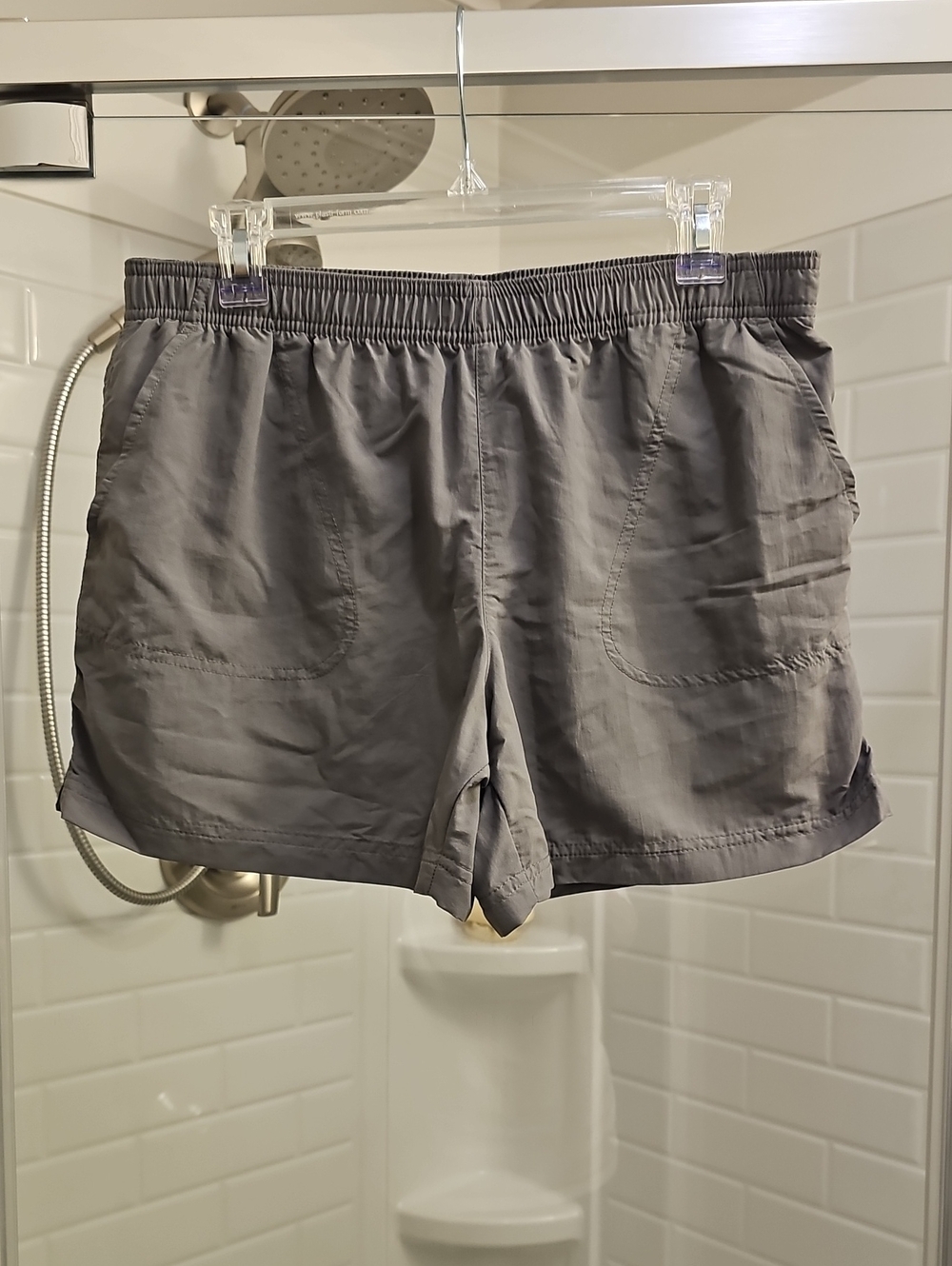 Columbia Women's Sandy River Short Ins 5" In Gray. Excellent Pre-Loved Cond.